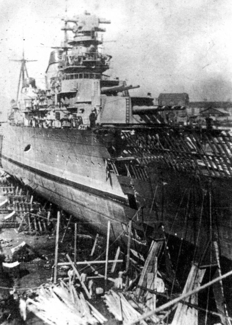 Крейсер "Максим Горький" на ремонте в Кронштадте (1941 год)