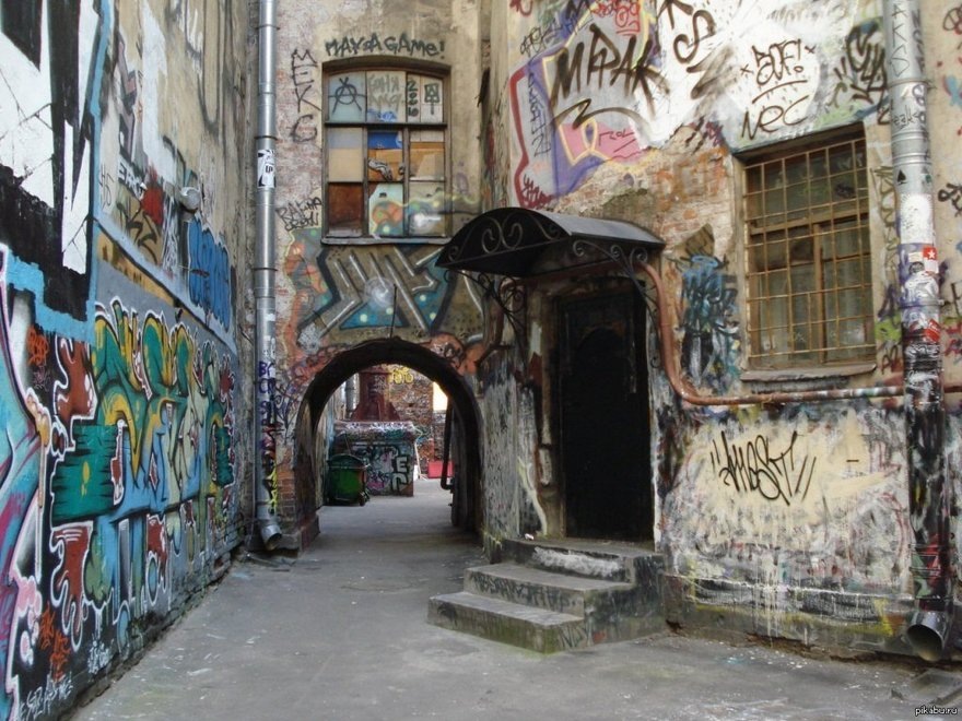 Источник: https://www.fiesta.ru/spb/live/samye-neobychnye-dvory-graffiti-v-peterburge/