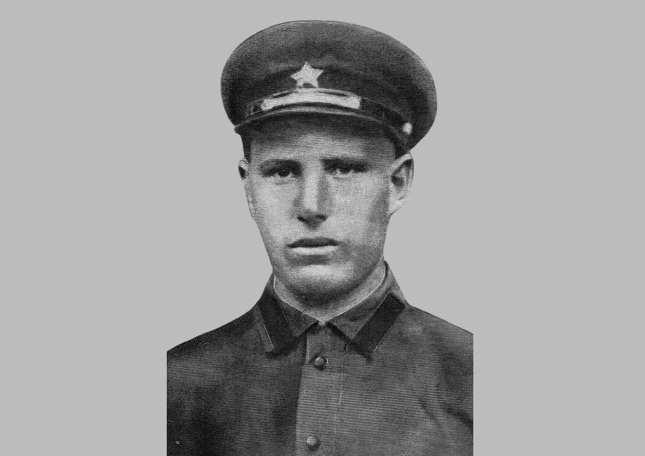    Изначально Степан Краев был похоронен на полуострове Средний, позже останки перенесли на полуостров Рыбачий, на восточный берег бухты Озерко, где возвели мемориальный комплекс