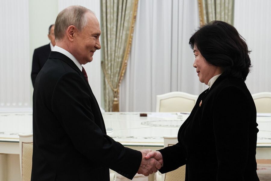    Президент РФ Владимир Путин и министр иностранных дел КНДР Сон Хи Цой / Источник: © Вячеслав Прокофьев/пресс-служба президента РФ/ТАСС