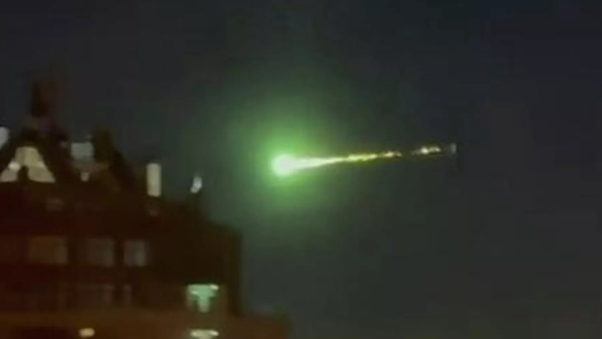     Фото: Кадр видео из соцсетей Информация об астероиде 2025 US6 была удалена из открытых баз данных НАСА, что вызвало вопросы о возможной связи с ярким болидом, наблюдавшимся днем ранее в центральной России