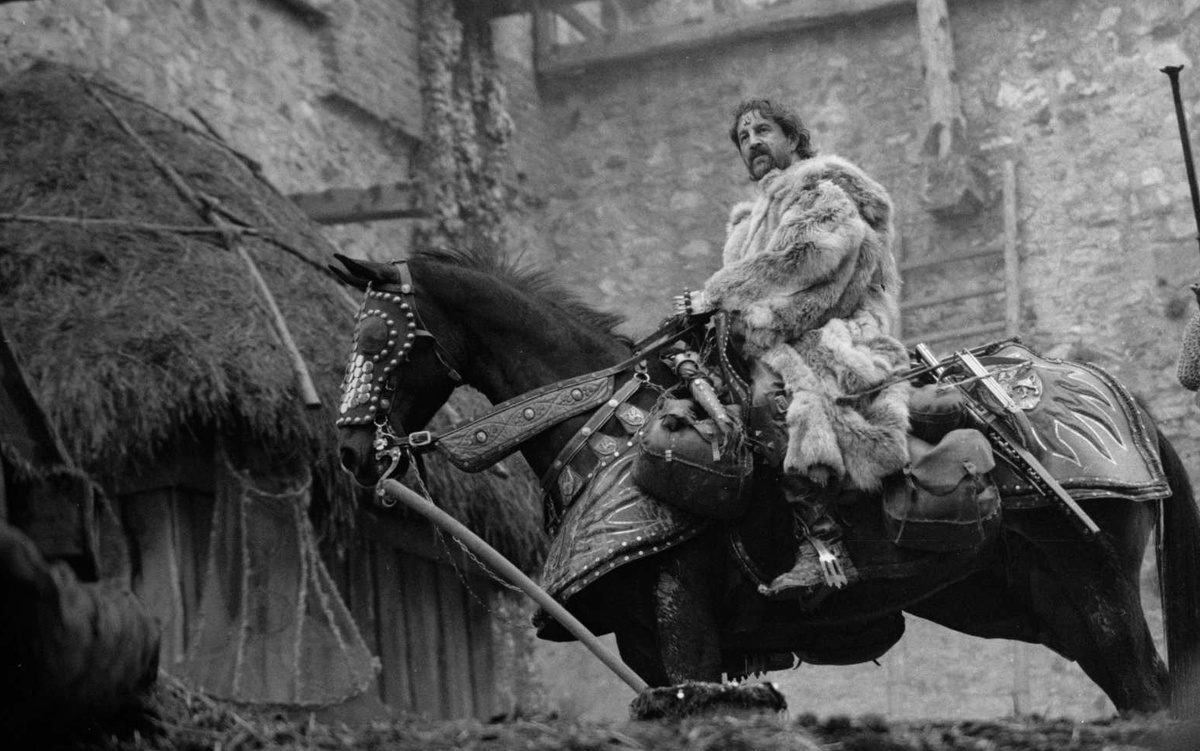 кадр из фильма А. Германа "Трудно быть Богом"