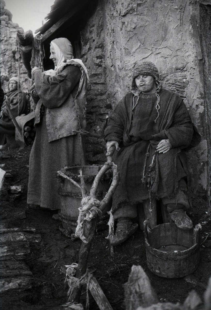 кадр из фильма А. Германа "Трудно быть Богом"