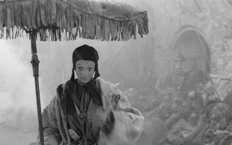 кадр из фильма А. Германа "Трудно быть Богом"