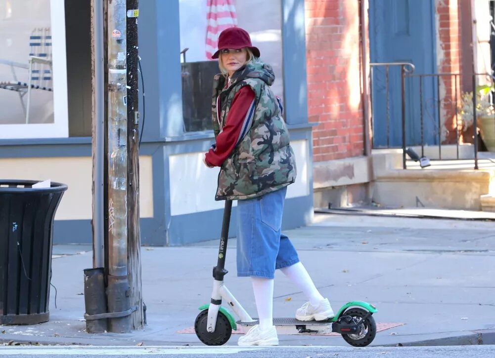    Красная Шапочка: Кэмерон Диас катается по городу на самокате