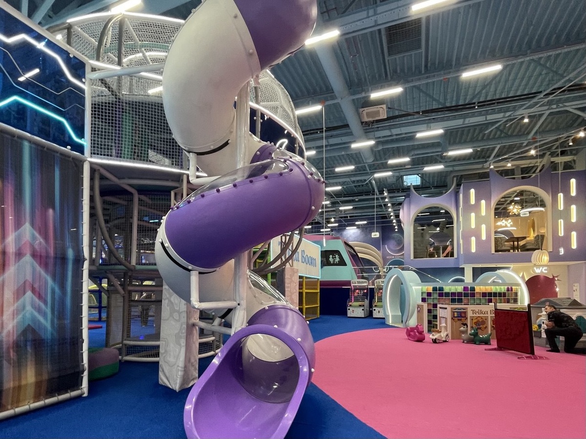 Выгляди впечатлюшее размер территории и большое количество разных горок)