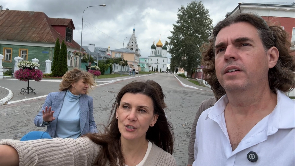 Роузы много путешествуют по России. Светлана и Джозеф в Коломне.
