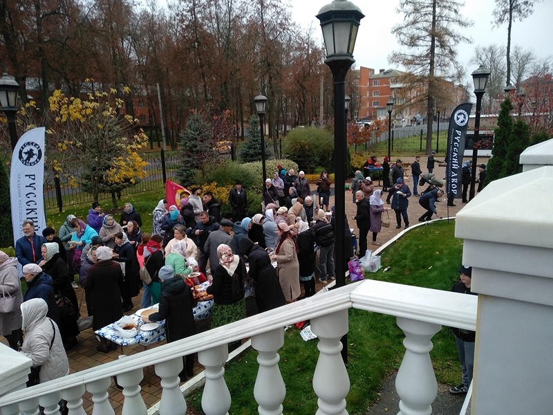 Праздничное гуляние на прихрамовой территории