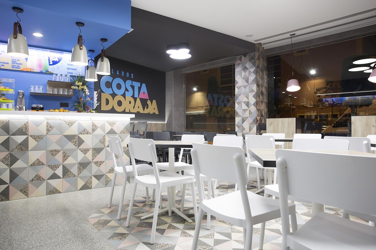 Керамогранит Vives в магазине мороженого Costa Dorada