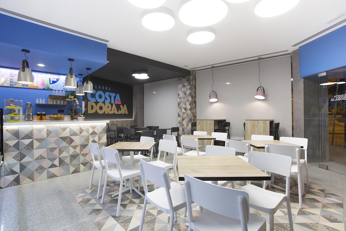 Керамогранит Vives в магазине мороженого Costa Dorada