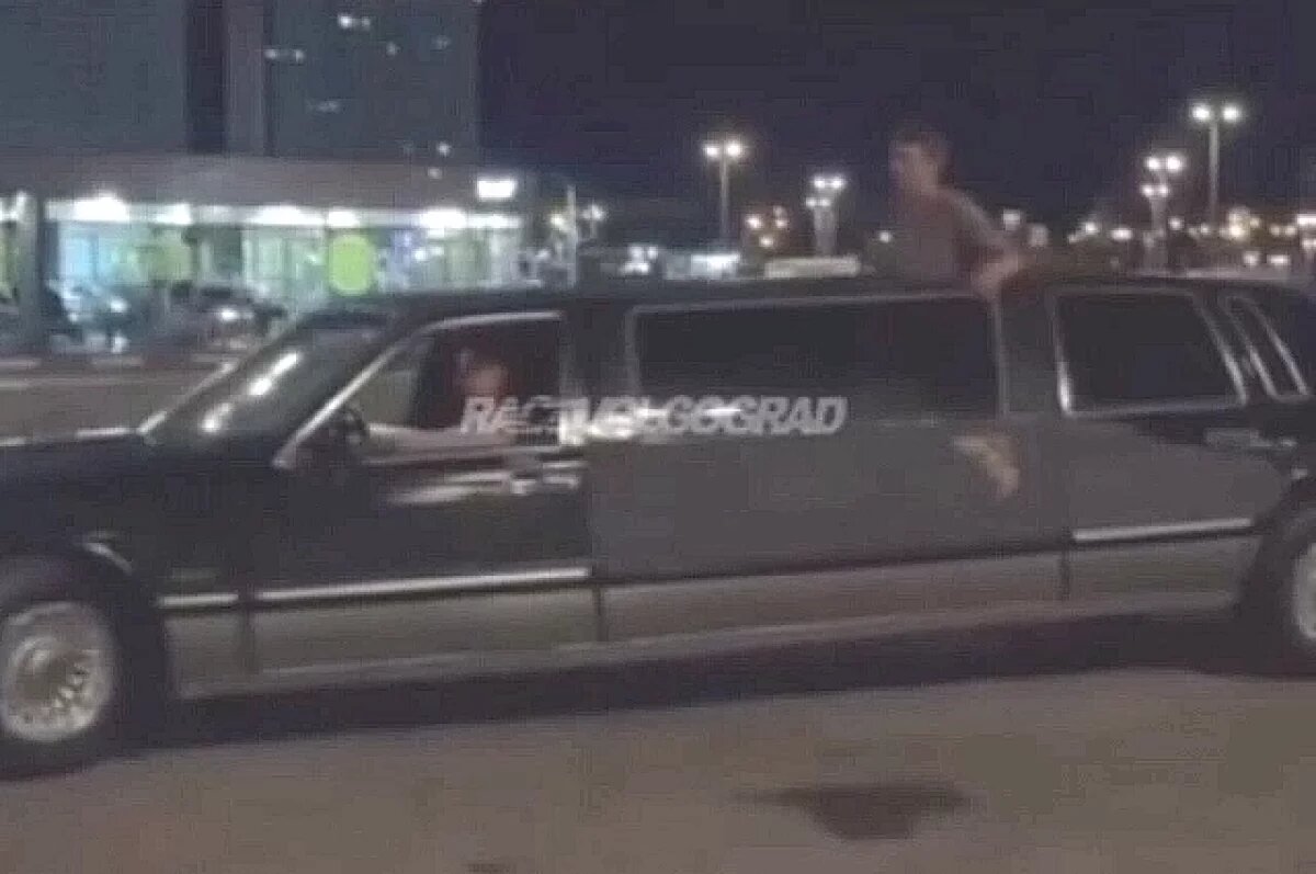    Дрифт Lincoln на парковке ТРЦ попал на видео в Волгограде