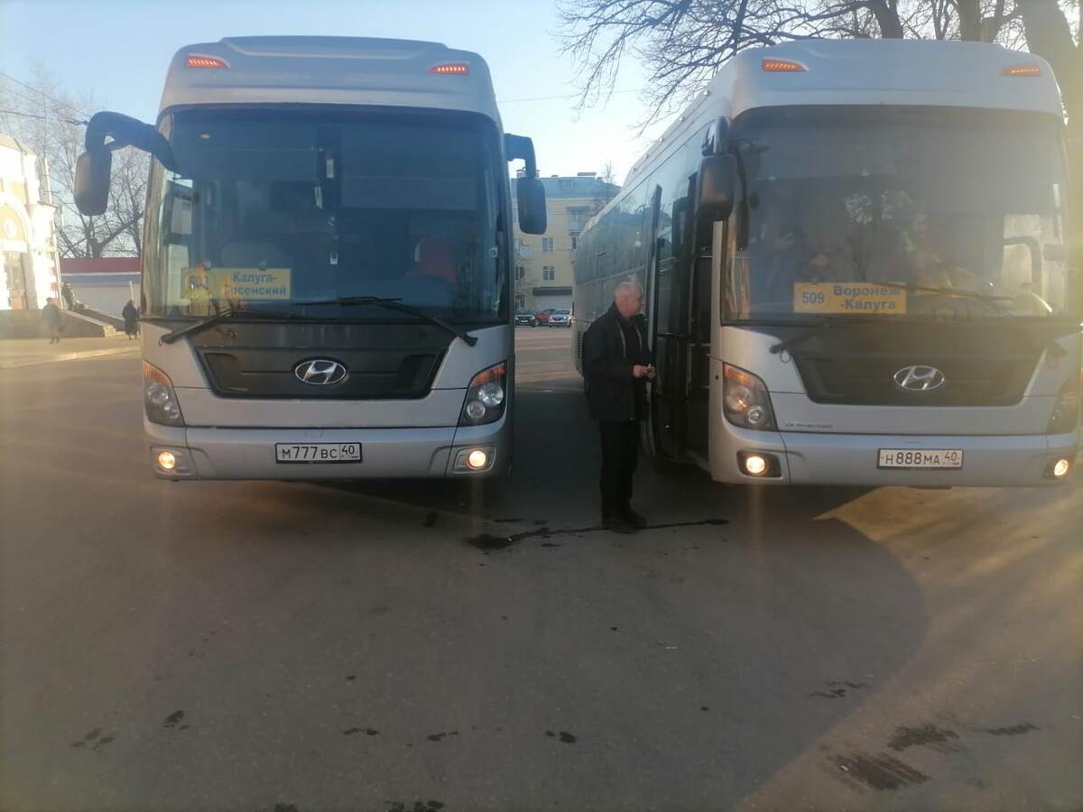 Стоянка автобуса в Калуге, обратите внимание на интересные  автономера ... Заморочки местного перевозчика 