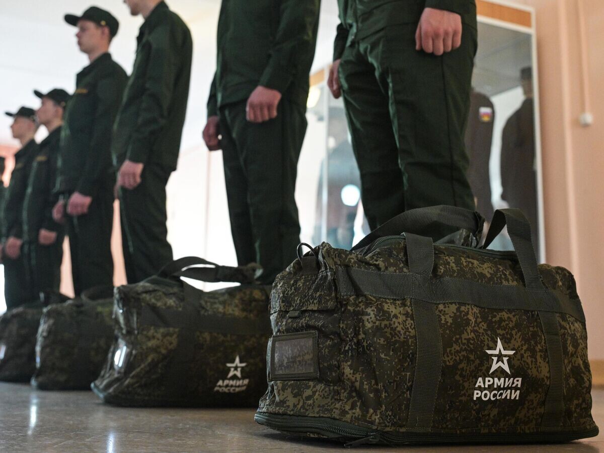    Призывники в областном сборном пункте военного комиссариата Новосибирской области перед отправкой на военную службу© РИА Новости / Александр Кряжев