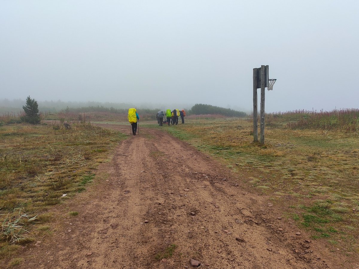Тут и баскетбольный щит с уцелевшей сеткой, а мы мяча не взяли