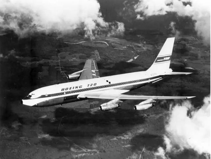 Первый Boeing 720 во время своего первого полёта. (Архив SDASM)