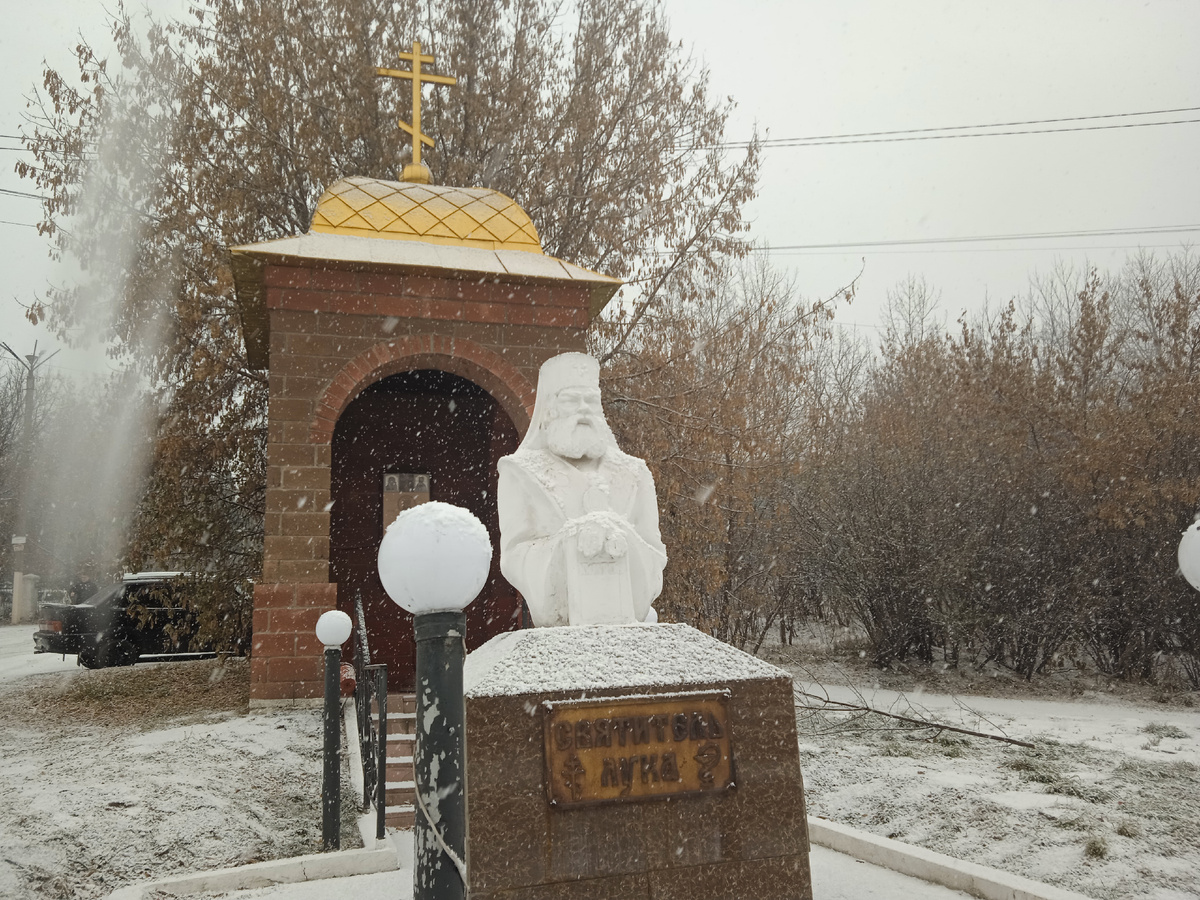 Часовня во имя святителя Луки Воино-Ясенецкого, покровителя медицины, рядом с больницей. Обратите внимание, какой сегодня снег был в Черемхово. До областного центра эта туча так и не дошла.