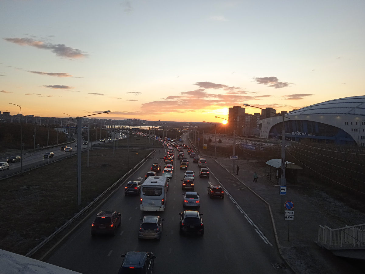 Второй день подряд встречаю рассвет в Иркутске около 08:00 возле станции Академическая. Ну и пробка сегодня с утра!