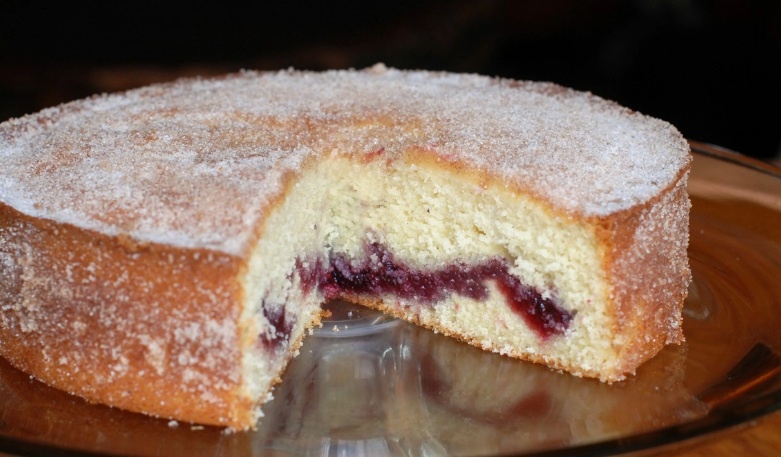 Кефирный пирог с джемом — просто и быстро.