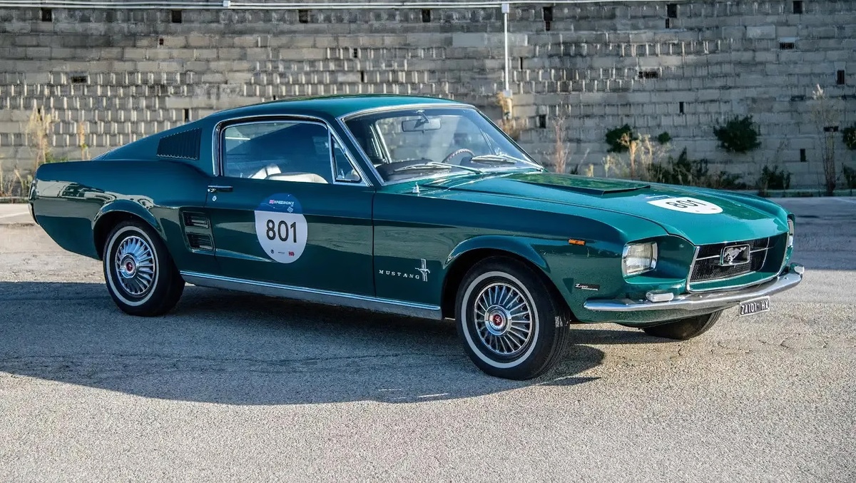 ©Bring a Trailer ©Ford 