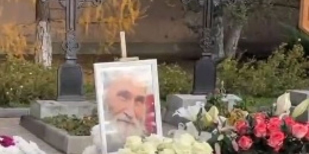 На могиле старца Илия по-прежнему много цветов