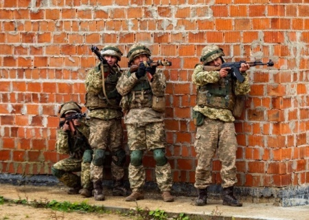    СВР: Макрон готовится забросить на Украину французские войска под видом инструкторов