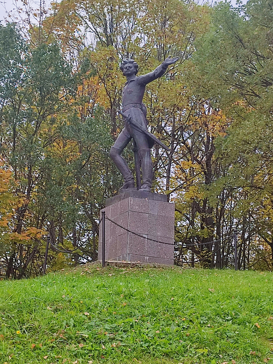 Памятник установлен в 1992 г. в честь 300- летия " потешной флотилии". 