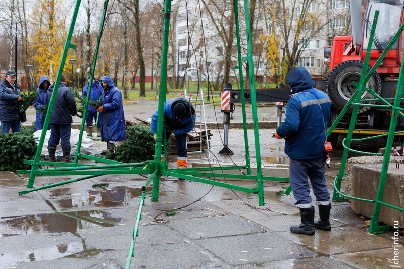    Первое праздничное дерево поставят у ДК "Северный". Специалисты "Водоканала" уже приступили к монтажу.