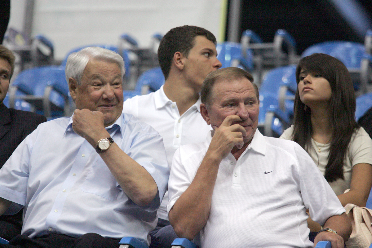 Борис Ельцин  и Леонид Кучма (справа) наблюдают за матчем теннисного Кубка Дэвиса. Roman Denisov / Russian Look