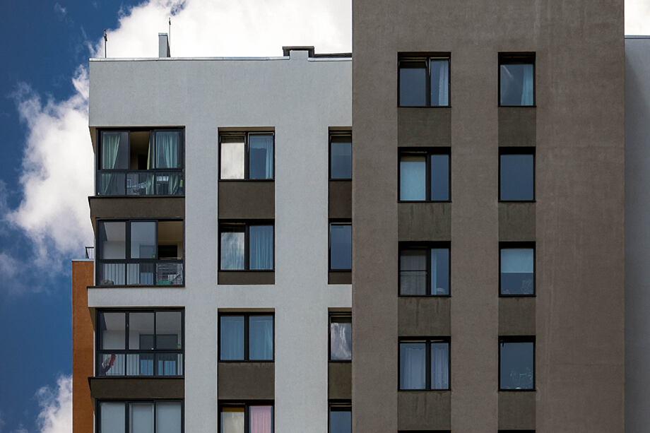 Суды всё чаще возвращают квартиры прежним владельцам, оставляя покупателей без жилья и компенсации. | Фото: Наталья Чернохатова/Octagon.Media