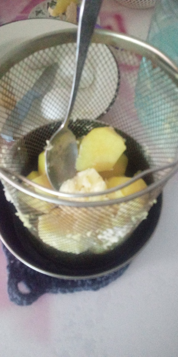 Сегодня короче еле картошку очень вкусная такая варёная вместе с яйцами тоже вместе с яйцами короче их тоже сварили Я не знаю сколько минут ну в принципе было вкусно особенно ещё и солью а и хлебушком вообще шедевр