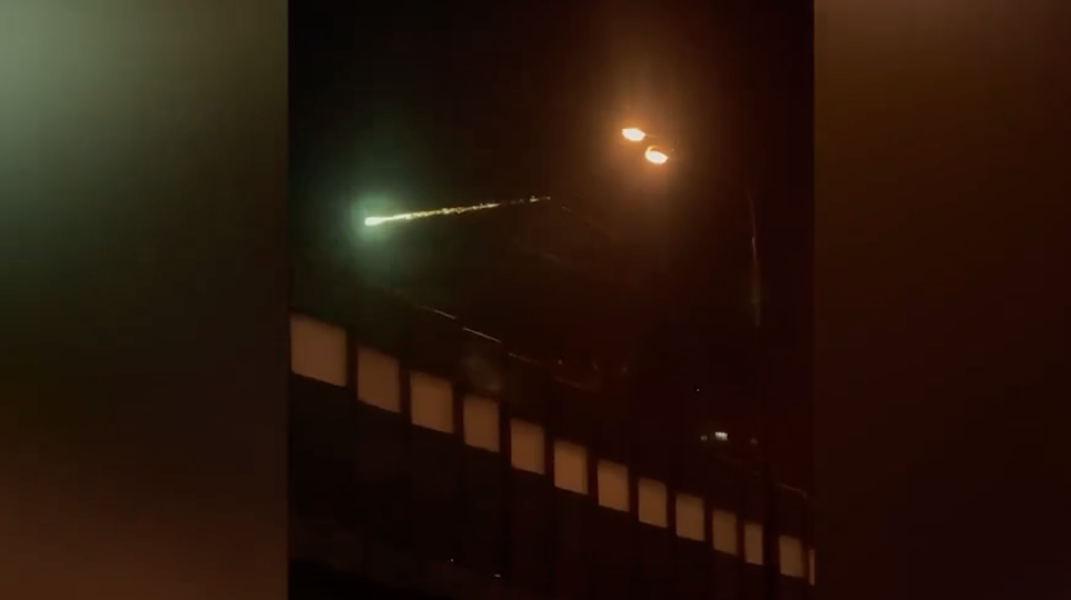 НЛО или метеор? Жители Москвы наблюдали загадочный объект в небе