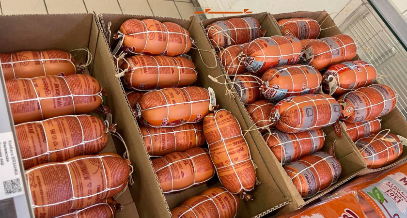    Подруга-продавец рассказала - зачем люди берут в «Светофоре» по 10-20 палок колбасы и по 20 кг сосисок