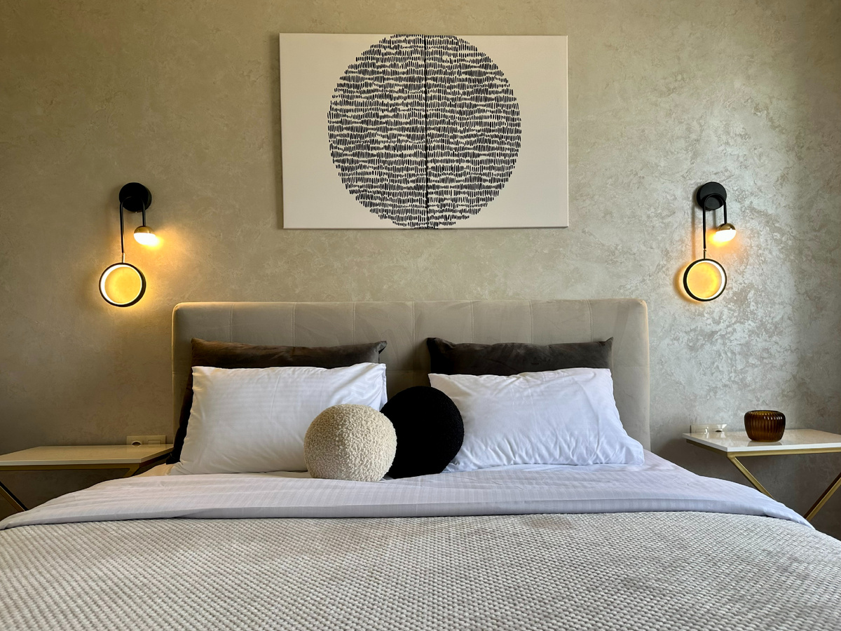 Симметричные БРА в зоне спальни. Хоумстейджинг в двушке, в Ессентуках. Хоумстейджер - Анна Шевелева.