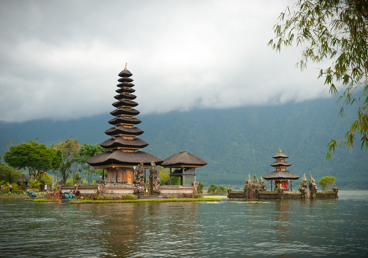 Храм на озере в жерле вулкана.