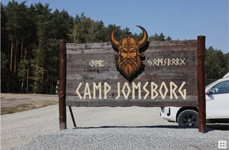 На фото автостоянки лагеря «Йомсборг» в Польше