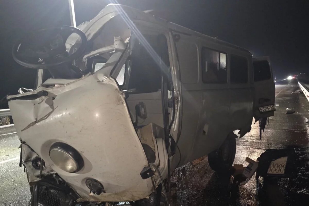    В Хабаровском крае «буханка» жёстко врезалась в автопоезд, погиб водитель