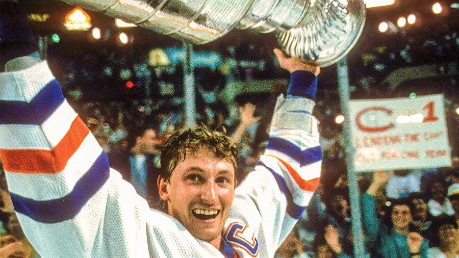 Ликующий Уэйн Гретцки поднимает Кубок Стэнли после того, как его команда «Эдмонтон Ойлерз» обыграла «Флайерз» в мае 1987 года. Это был его третий Кубок.