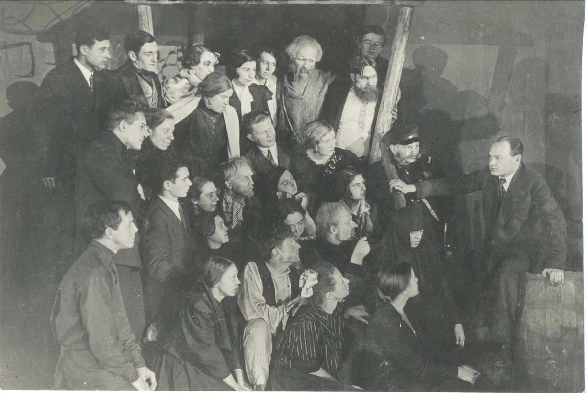 Николай Павлович Хмелев с артистами