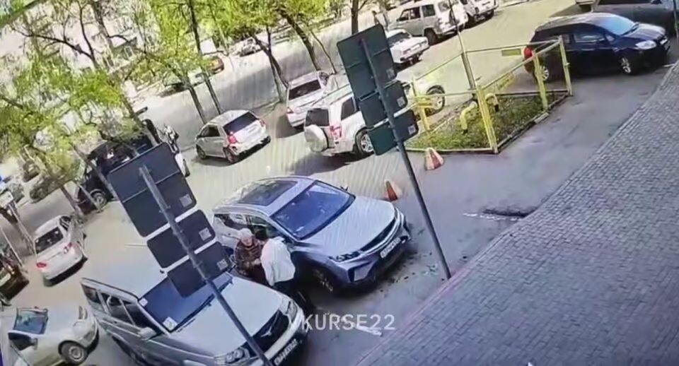    Конфликт на парковке в Барнауле. Источник: "В курсе 22"