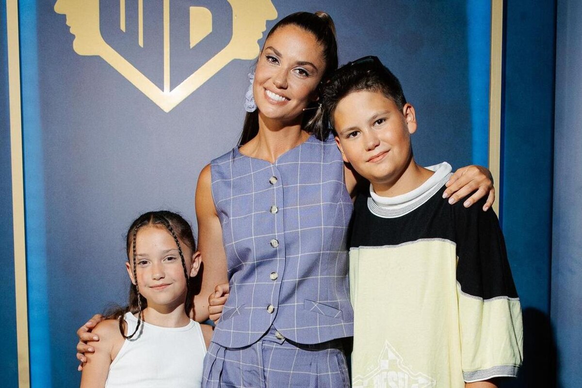    Агата Муцениеце с детьми Социальные сети