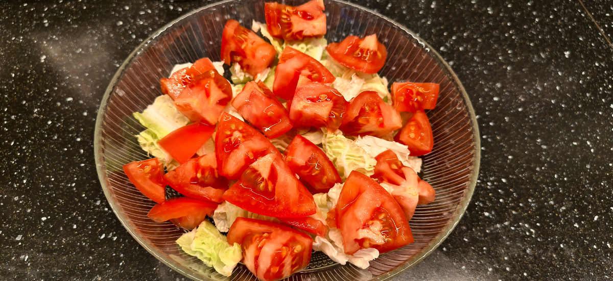 Пекинская капуста и томаты