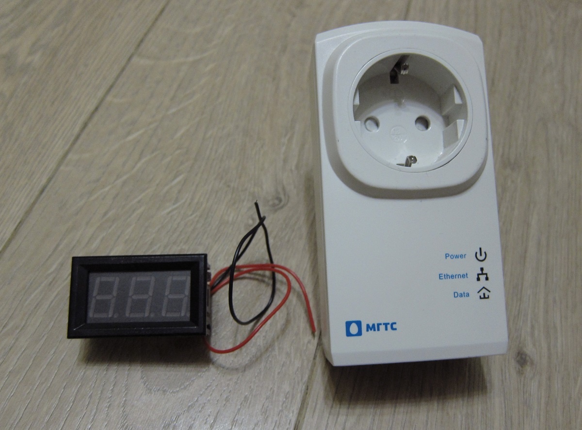 Шаг 1. Приобретите головку вольтметра переменного тока. Это можно сделать на Ozon.ru или в другом маркетпплейсе. Выбирайте вариант, который поместится в корпусе PLC-адаптера, лишённого электронной платы. Подберите цвет семисегментных индикаторов на свой вкус.