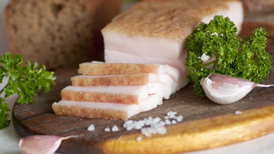 Съедать 10 грамм: чем полезно сало и кому стоит отказаться даже от минимального количества