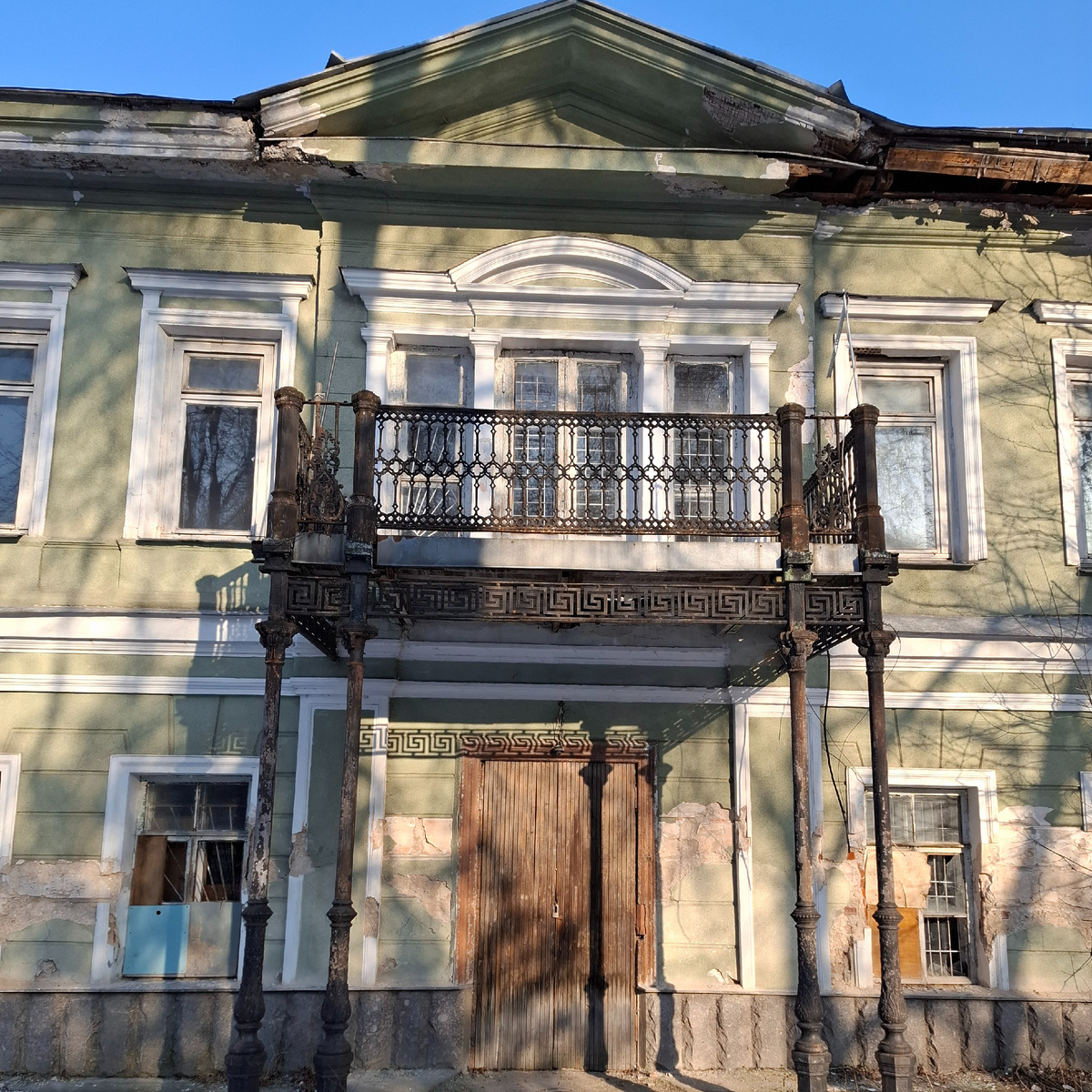 «Белый дом» в усадьбе Мысово. Вид с парадной стороны. Фото автора.