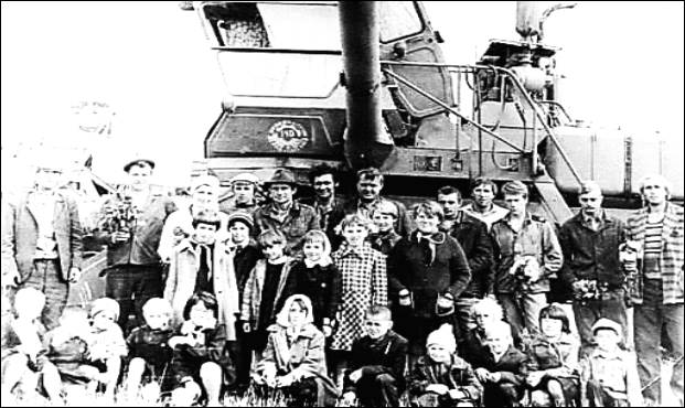 Мини концерт школьников на на хлебном поле.