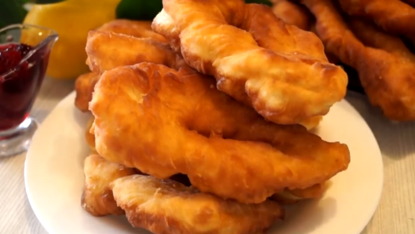 Готовлю обычно двойную порцию, иначе не хватает. Смешиваю кефир с мукой и отправляю на сковороду (даже скалка не понадобится).