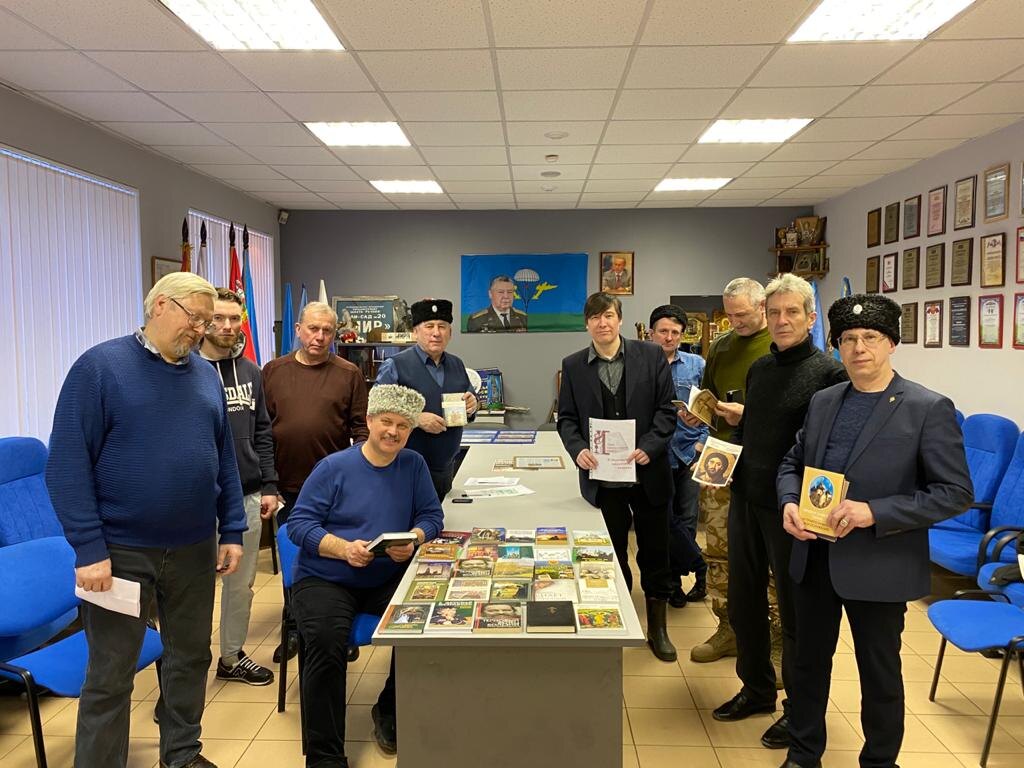 Катехизатор Игнатьев А.С. передаёт казакам ХКО Раменского района набор православных книг