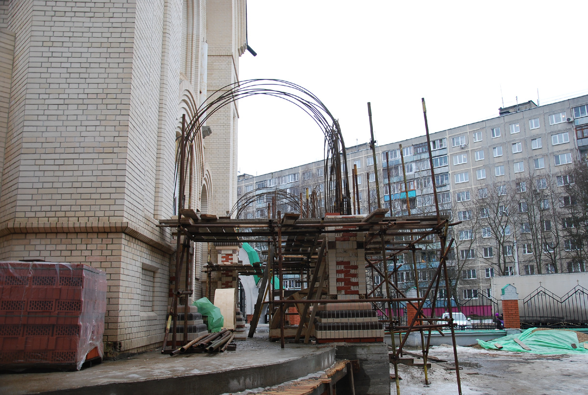 Кирпичная кладка столбов на главном входе