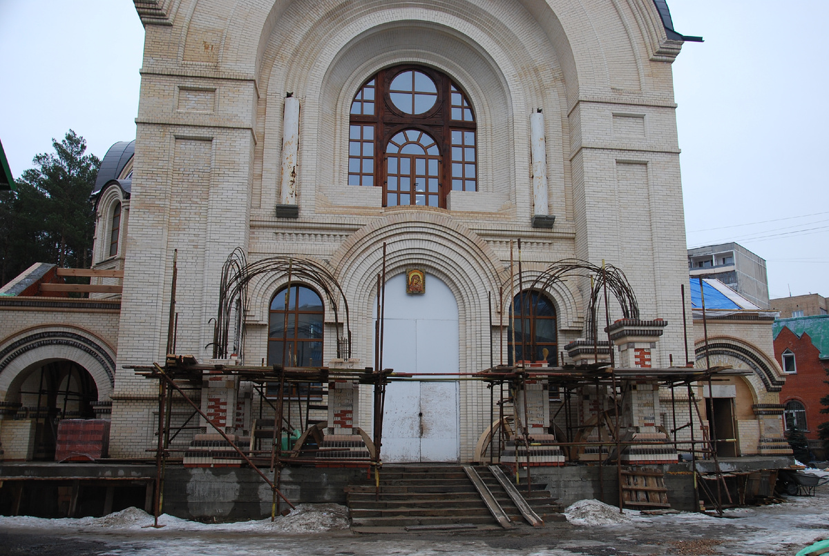 Кирпичная кладка столбов на главном входе