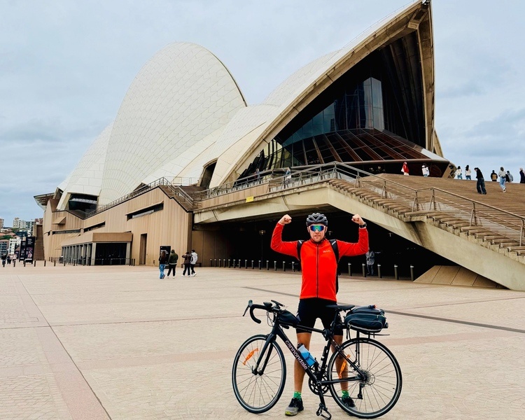     Михаил Алистер из Курска проехал на велосипеде 1520 км по Австралии